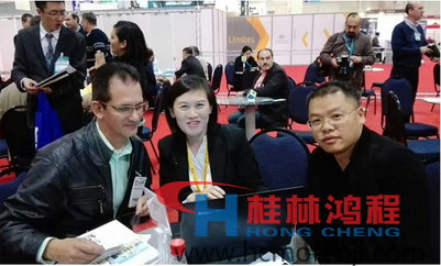 桂林鴻程磨粉機(jī)外貿(mào)業(yè)務(wù)員五一在國(guó)外與客戶(hù)洽談 桂林鴻程磨粉機(jī)外貿(mào)業(yè)務(wù)員五一在國(guó)外與客戶(hù)洽談