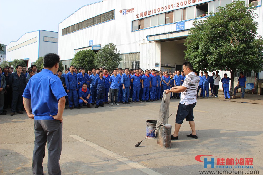 桂林鴻程加強磨粉機生產(chǎn)安全意識舉辦消防培訓(xùn)和逃生演練 桂林鴻程加強磨粉機生產(chǎn)安全意識舉辦消防培訓(xùn)和逃生演練