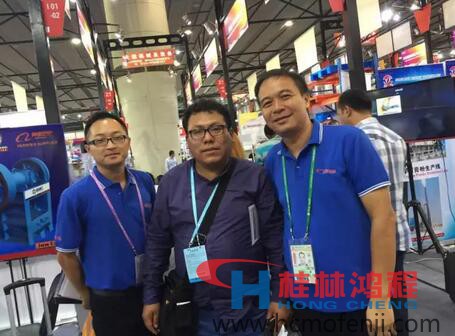 桂林鴻程外貿(mào)業(yè)務(wù)員與客戶合影留念 桂林鴻程外貿(mào)業(yè)務(wù)員與客戶合影留念